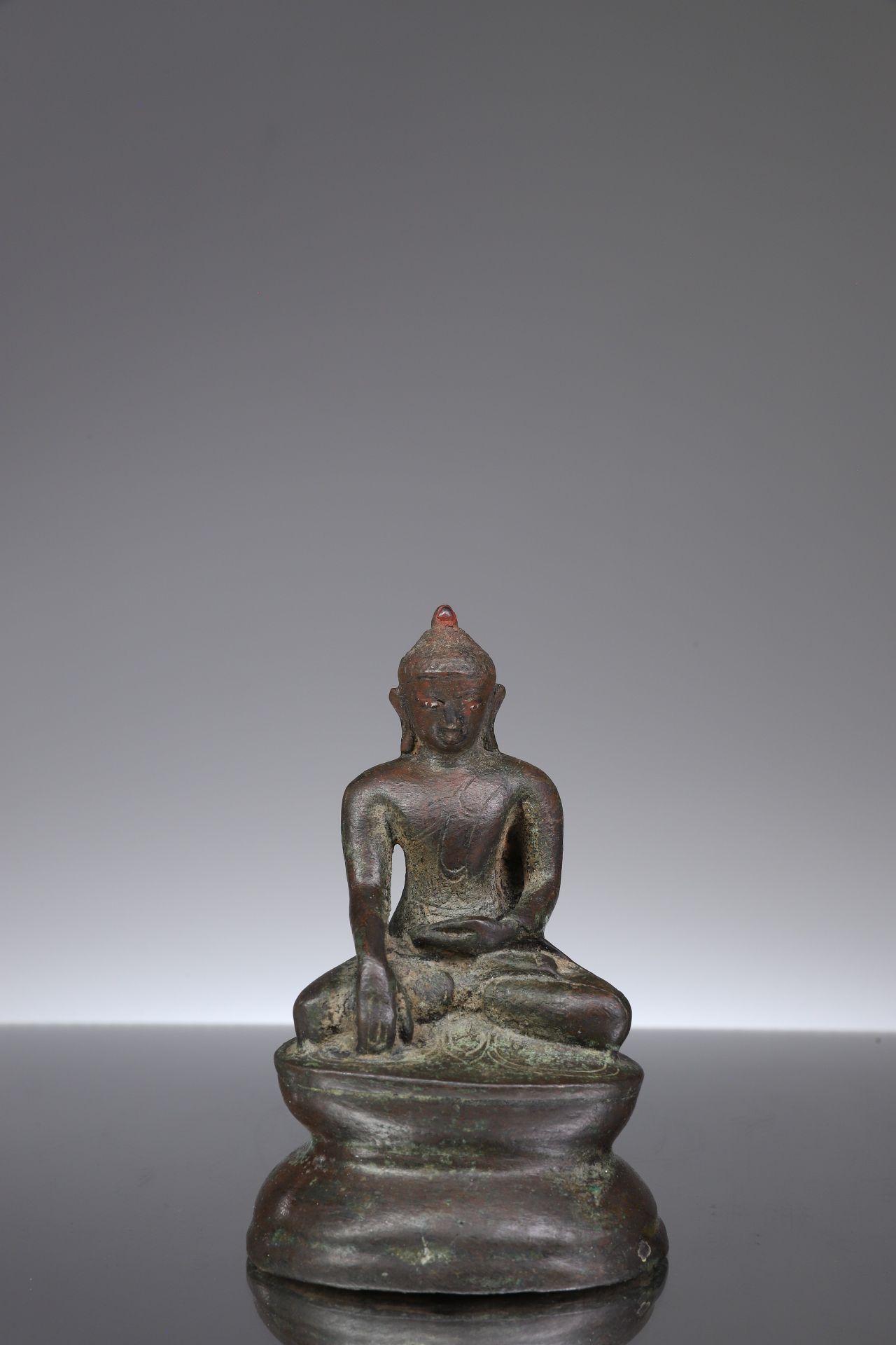 Buddha 青铜器


比尔马，12世纪，异教徒





重量：468克





尺寸。11 x 7 x 6厘米





腰部宝座上的佛陀以bhumis&hellip;