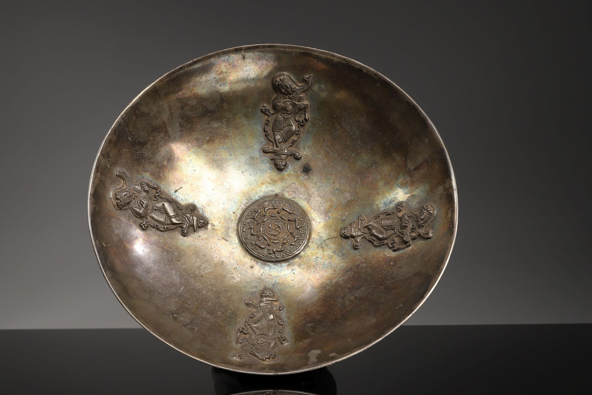 DISH WITH MUSICIANS 青铜镀银


西藏或中亚，18世纪或更早





尺寸。6,5 x 25,5 x 25,5厘米





重量：149&hellip;