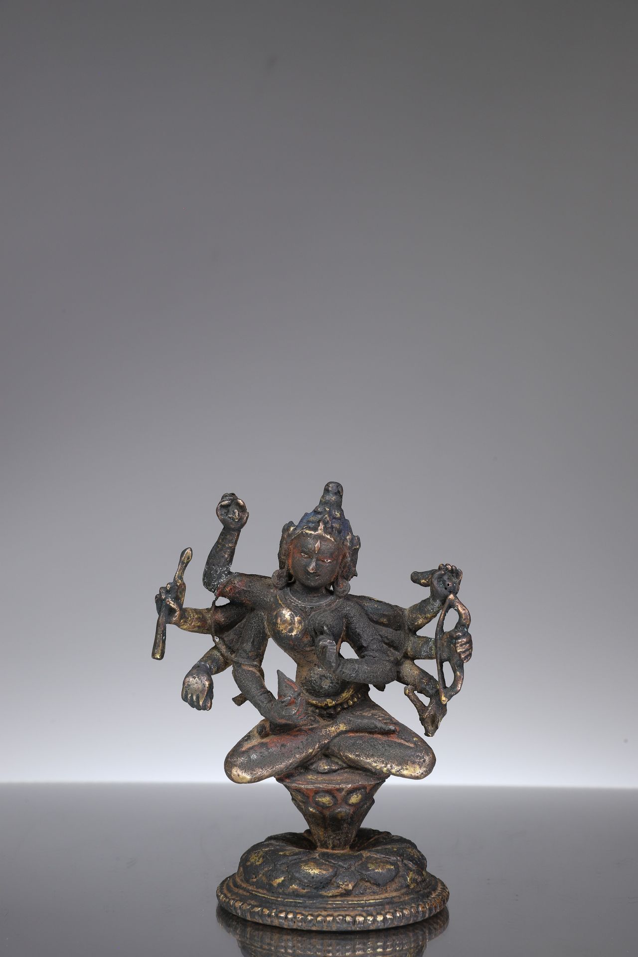 EIGHT ARMED TARA 青铜器


西藏或印度，12世纪





重量：608克





尺寸。12 x 9 x 6,5厘米





坐在高高的&hellip;