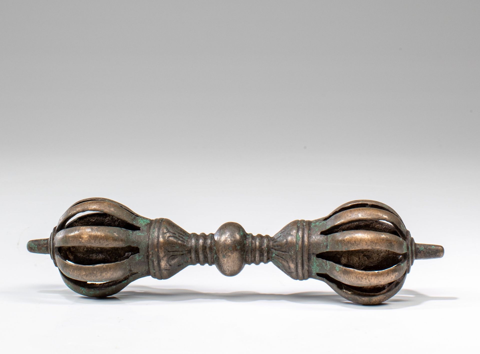 VAJRA Bronze Tibet , 18th century or earlier Dimensions : Length 13 cm Height 3 &hellip;