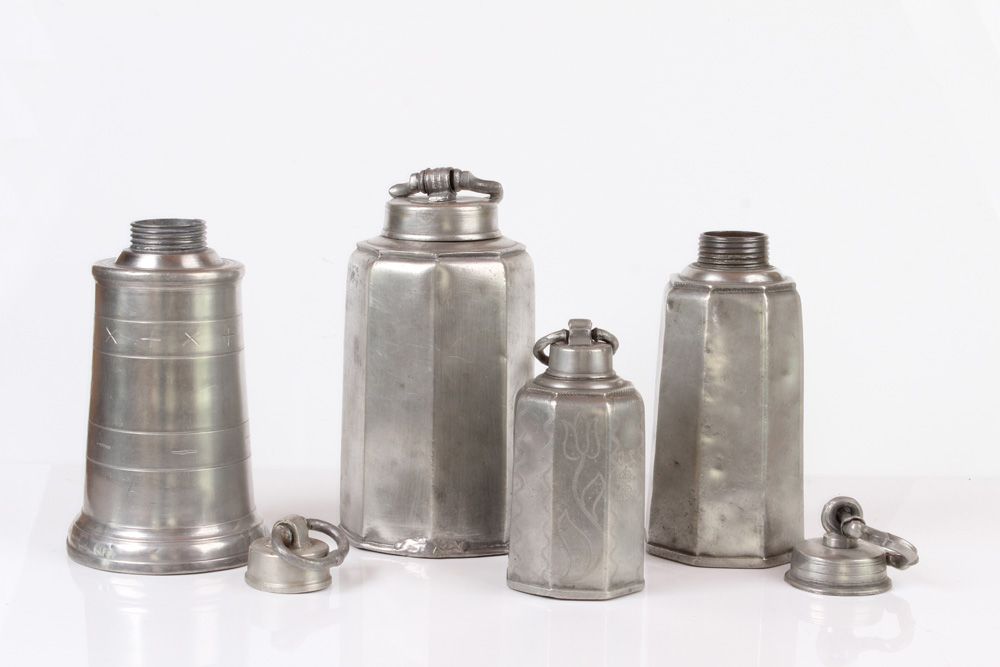 Null Four screw-top flasks. German, 18th/19th century Pewter, partly engraved an&hellip;