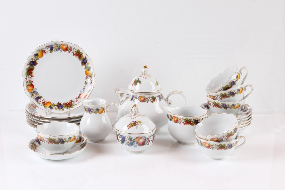 Null Servizio da tè per sei persone. Boemia, XX secolo. 16 pezzi. Decorazione di&hellip;