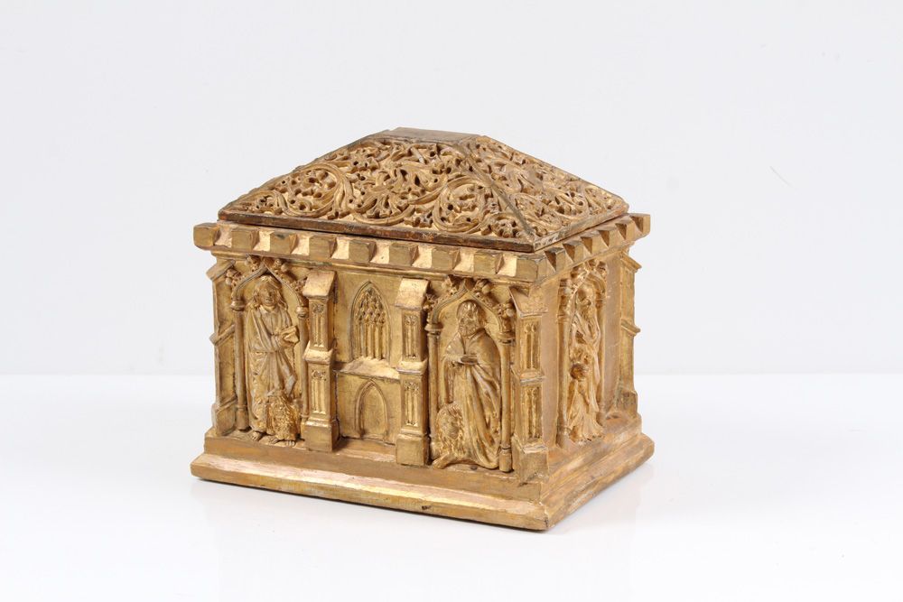 Null 哥特式风格的神龛。19 世纪木制，雕刻和镀金，饰有四位福音传道者及其属性。高：21 x 22 x 17 厘米。