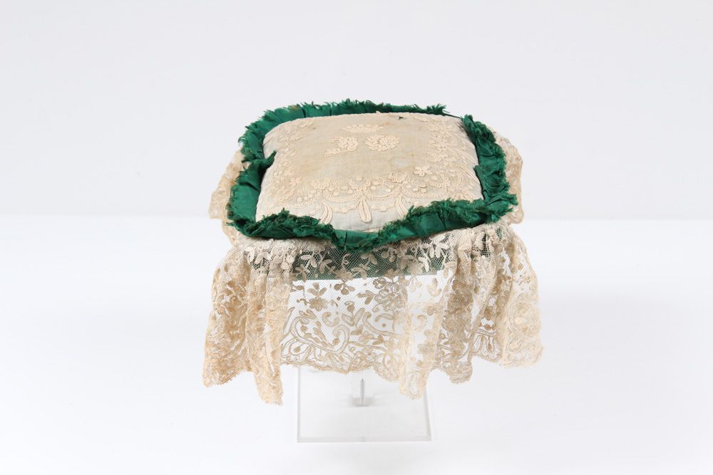 Null 环形靠垫19 世纪晚期 绿色塔夫绸坐垫，绣有男爵冠冕和布鲁塞尔花边。高：17 x 17 厘米。Dam.