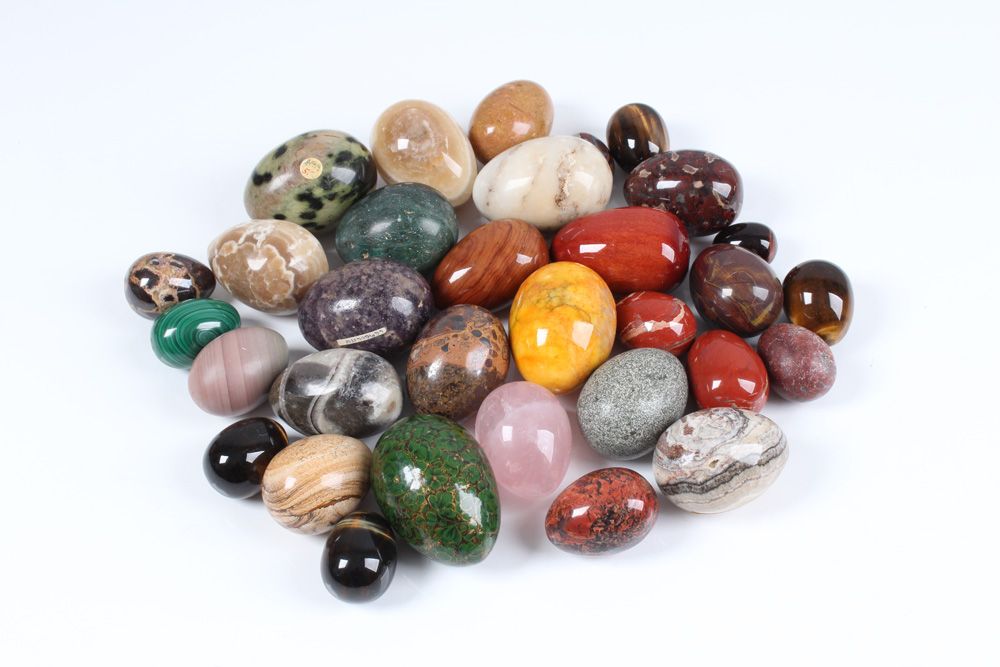 Null 30 different eggs. Polished semi-precious stones, quartz, marble, malachite&hellip;