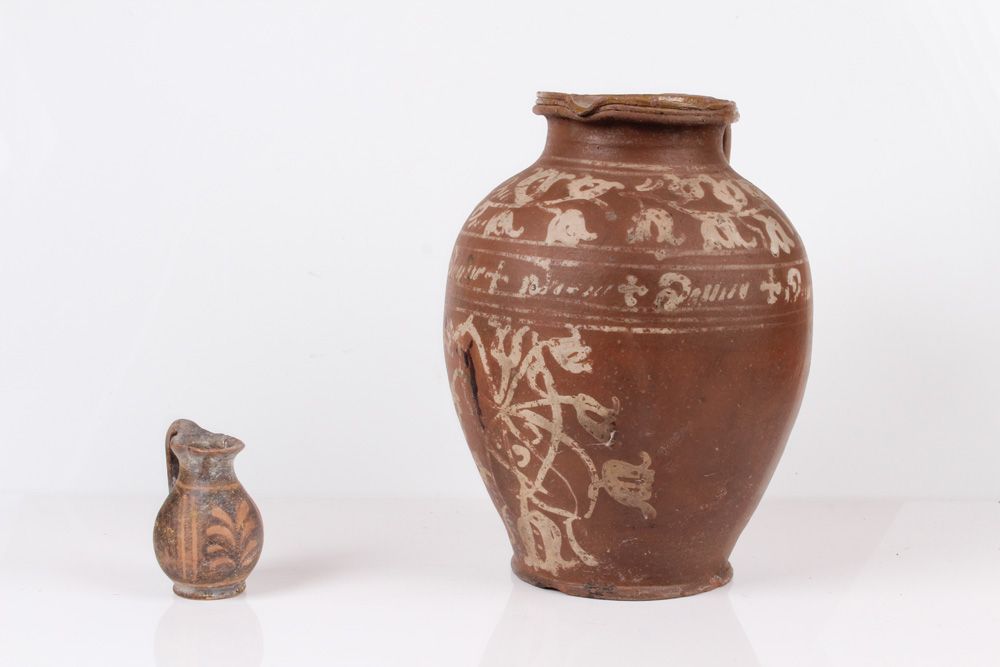 Null Two terracotta vessels. Probably Greece or Italy. 19th century H: up to 27 &hellip;