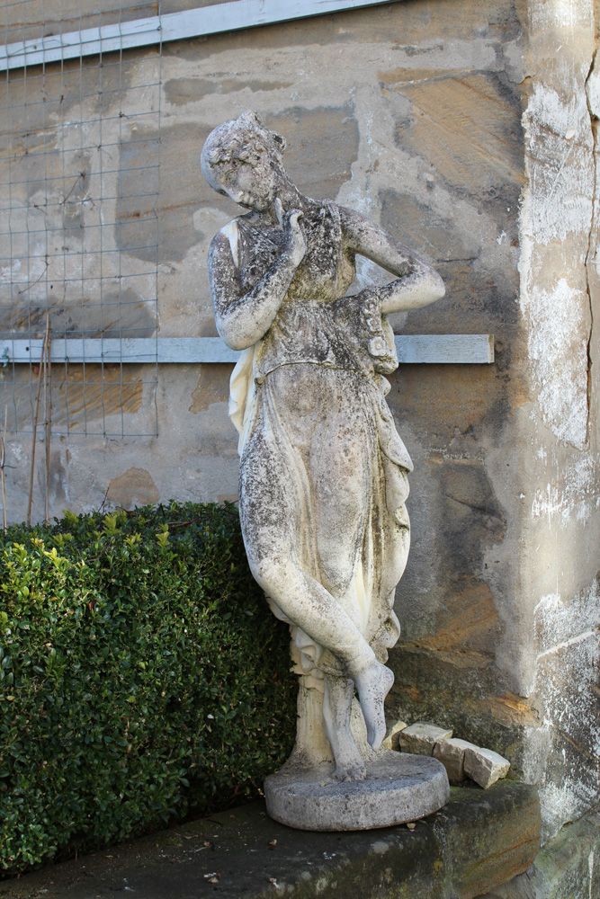 Null Sculpture de jardin. Femme au bain. Fonte de pierre, sur socle rond. H : 11&hellip;