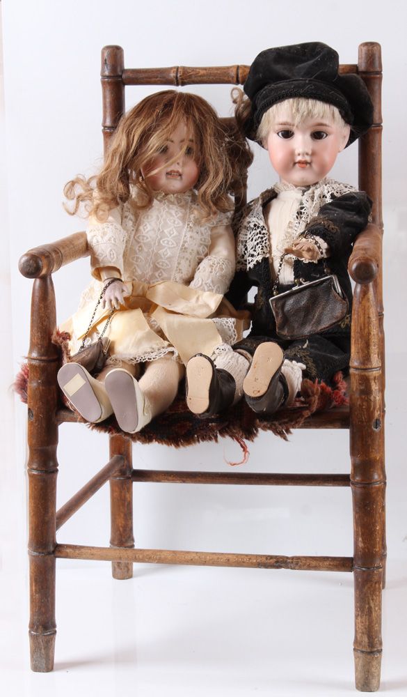 Null Due bambole su una sedia. Armand Marseille "Made in Germany 390 A 8 M", sec&hellip;