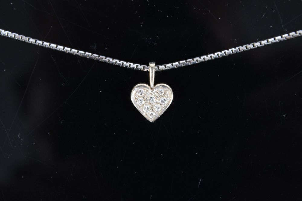 Null Collar. GT 18 K. Colgante corazón con diamantes. Cadena veneciana. Peso apr&hellip;