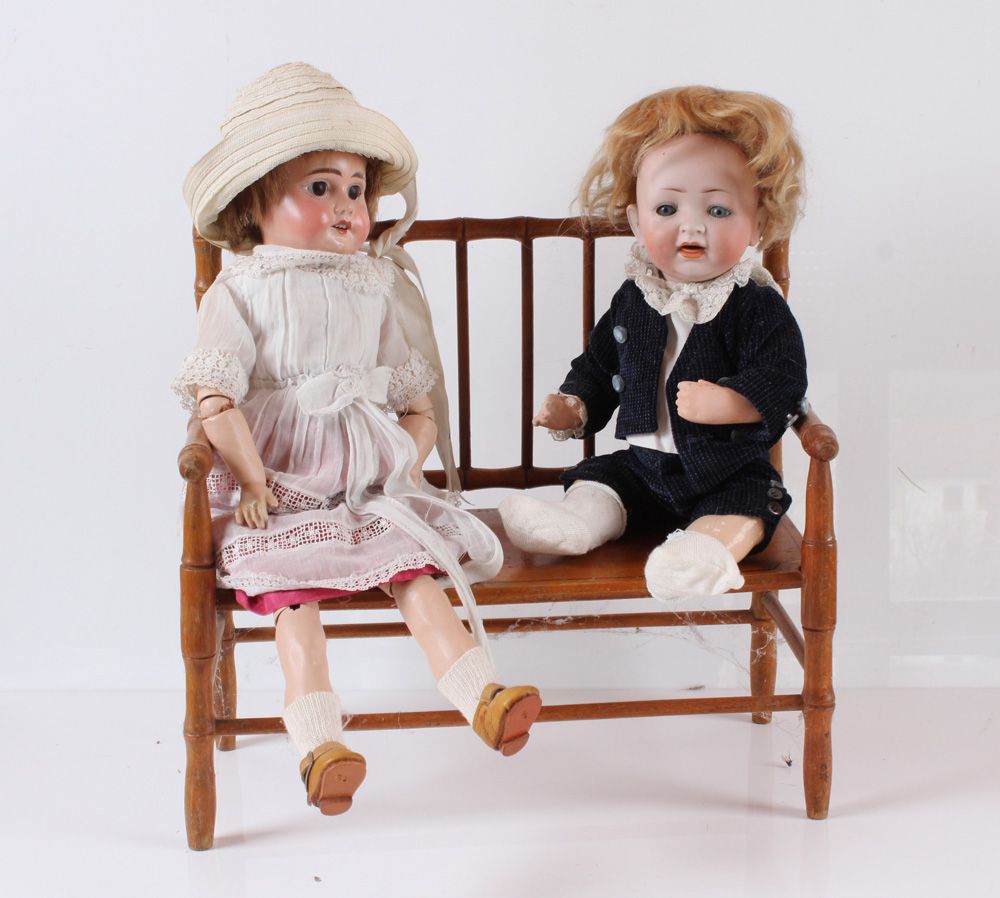 Null Deux poupées sur un banc. Armand Marseille "1894 AM 3 DEP Made in Germany" &hellip;
