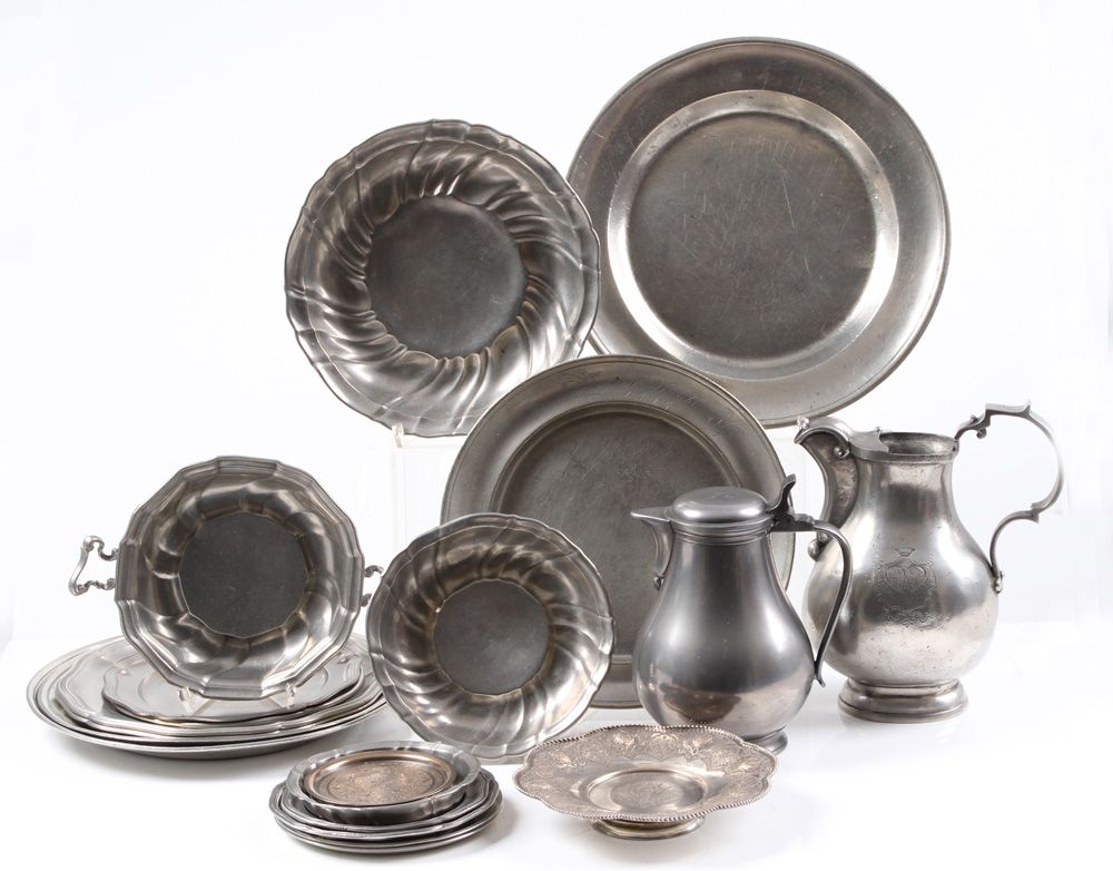 Null Pewter mixed lot. 20th century. 22 pieces. Plates of various sizes and two &hellip;