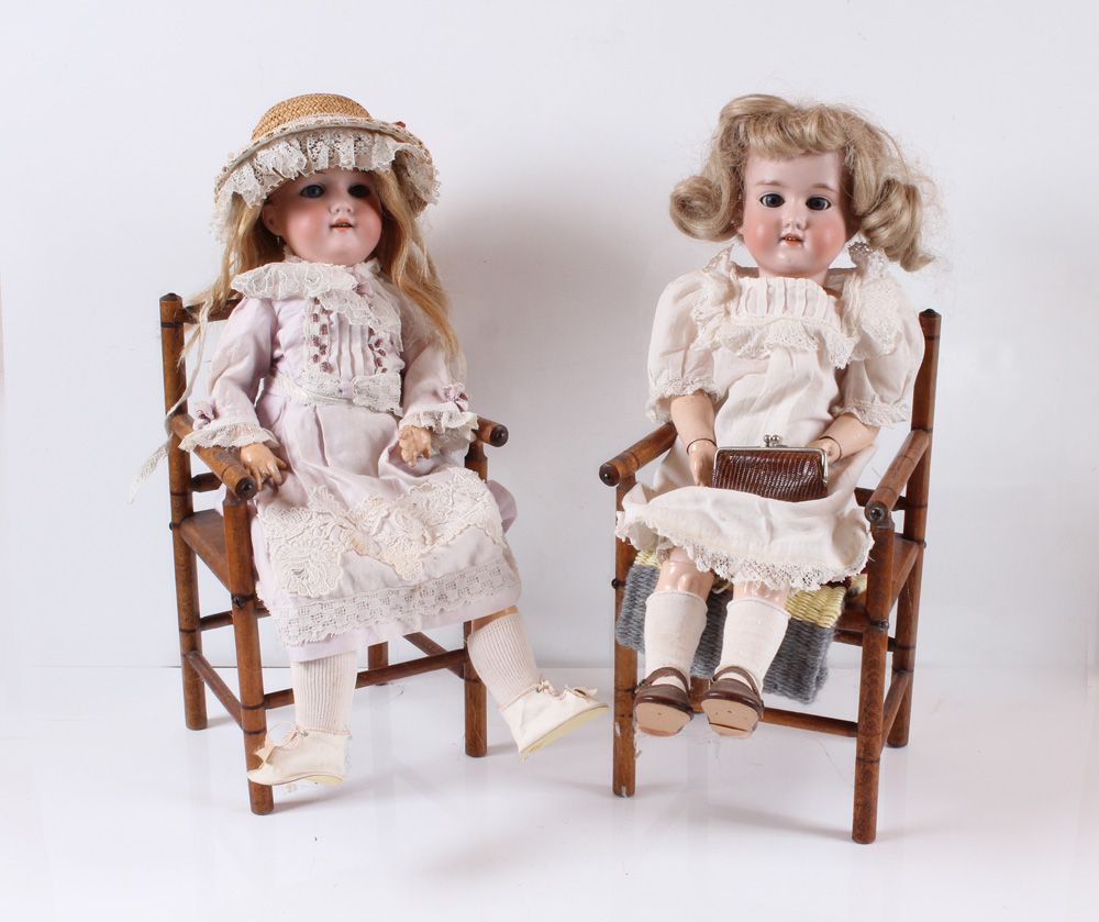 Null Deux poupées dans un fauteuil. Armand Marseille "Germany 390u D.R.M.G 24 6/&hellip;