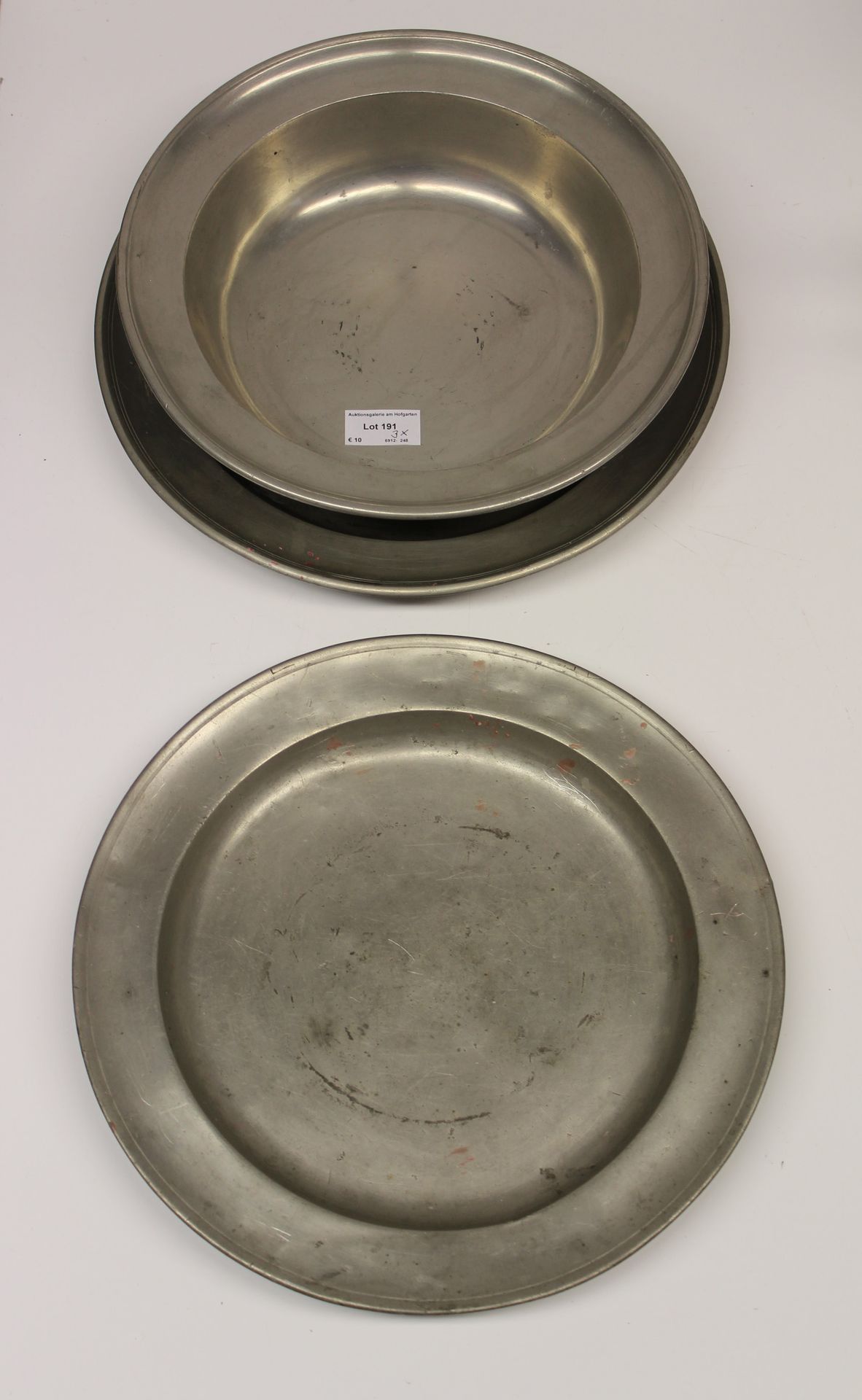 Null Deux plaques d'étain et un bol. Allemand, 19e s. Etain. Ø jusqu'à 32 cm.
