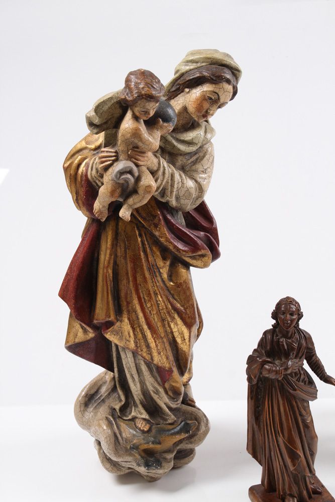 Null Vierge à l'Enfant. Madone debout, l'enfant Jésus dans ses bras. Serti de co&hellip;