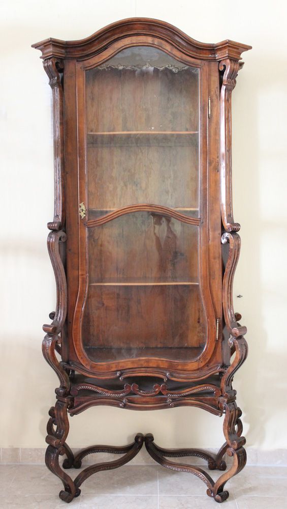 Null Vitrine en verre. Franconie, 18e siècle. Noyer sculpté. Une porte avec vitr&hellip;