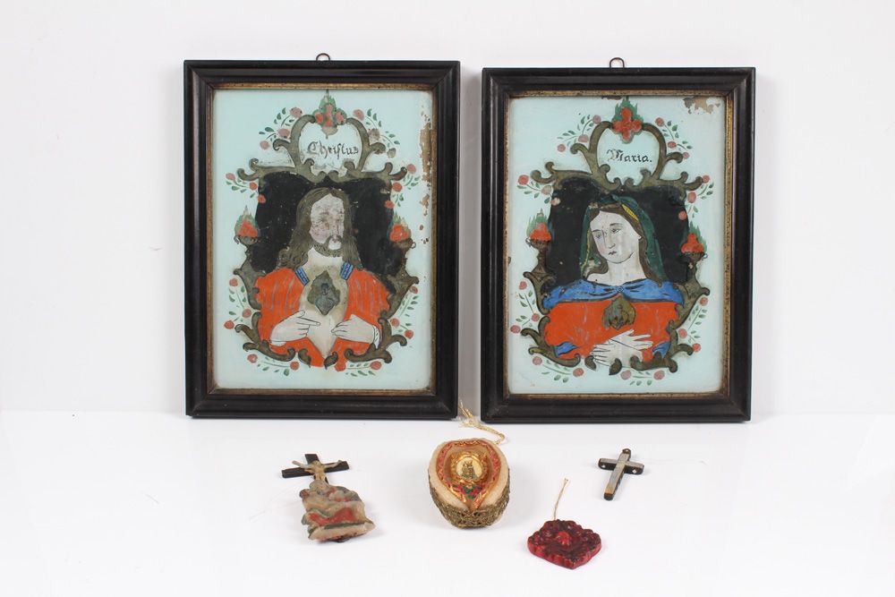 Null 三幅反面玻璃画。阿尔卑斯，19 世纪，基督和玛丽，圣克里斯托弗。带一点金色的彩色绘画。高：26 x 19 厘米。已损坏。画框。配有三根蜡棒和带珍珠母的&hellip;