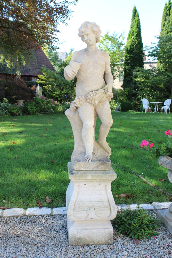 Null 带基座的花园雕塑。意大利，19 世纪下半叶，酒神巴克斯。维琴察石灰石，全浮雕。高：160 厘米。基座高：55 x 33 厘米。