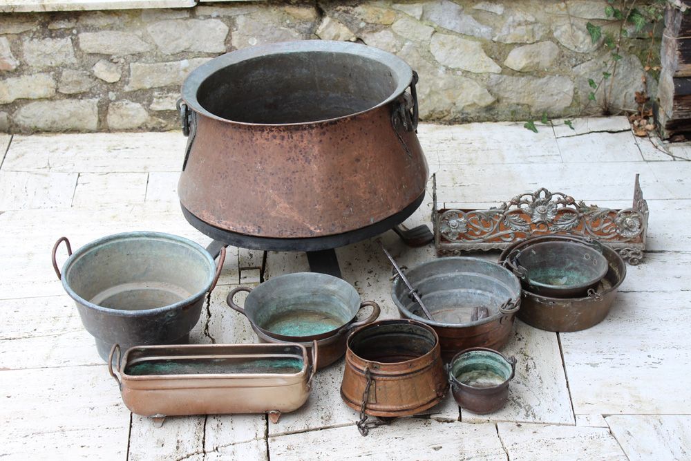 Null Mixed lot of planters. Chased copper. Five vessels of various sizes. Ø up t&hellip;