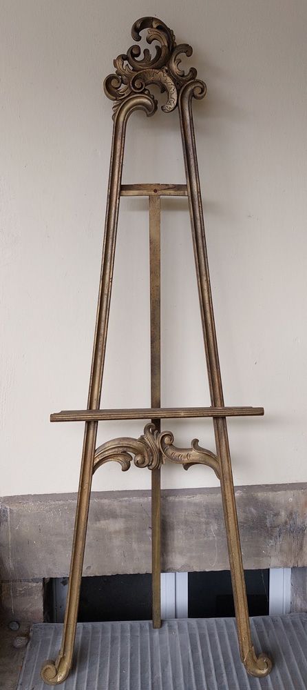 Null Easel. Carved and gilded wood, late 19th century. H: 220 cm. Min. Dam.