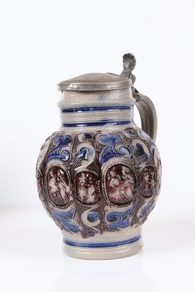 Null 球形壶拉伦/韦斯特瓦尔德，17 世纪，石器。灰色盐釉壶身，涂有钴蓝色和锰色。壶身四周饰有各种图案。饰有农民舞蹈的徽章，边饰为卷须和心形装饰。带喙的凹槽&hellip;