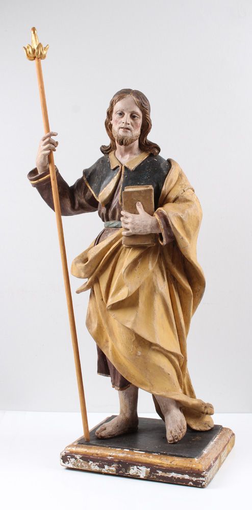 Null 雕塑。19 世纪的圣安东尼。彩色版本。木质，圆雕。圣人站立在方形基座上，手持属性书和法杖。高：85 厘米。
