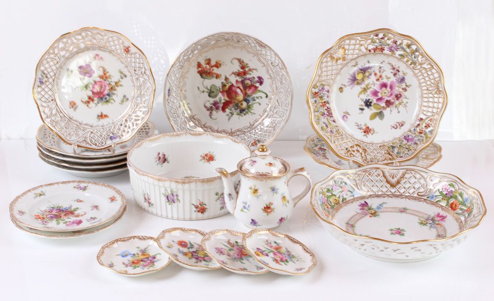Null Porcellana. Dresda, XX secolo. 23 pezzi. Sette piatti forati, cinque piatti&hellip;