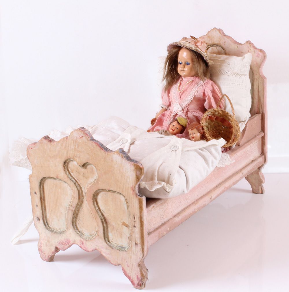 Null Trois poupées dans un lit. August Riedele (ARI) et non marquées. Bakélite, &hellip;