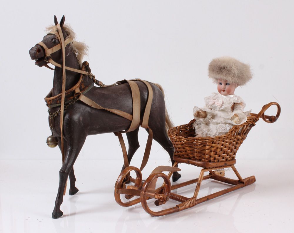 Null Pequeña muñeca en trineo tirado por caballos. Simon & Halbig, marca ilegibl&hellip;
