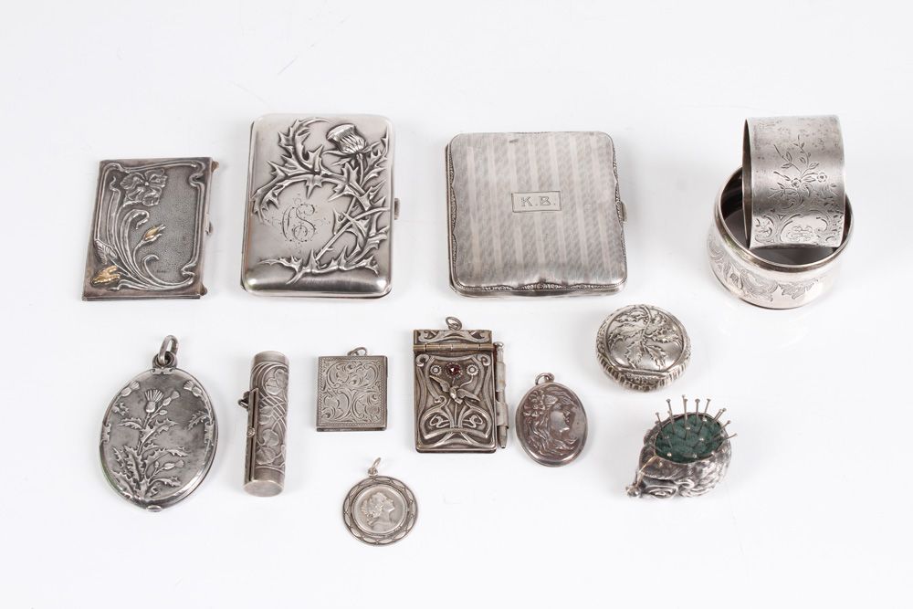 Null Lot de boîtes, d'amulettes et de pendentifs. Allemand/France, vers 1900. Ar&hellip;