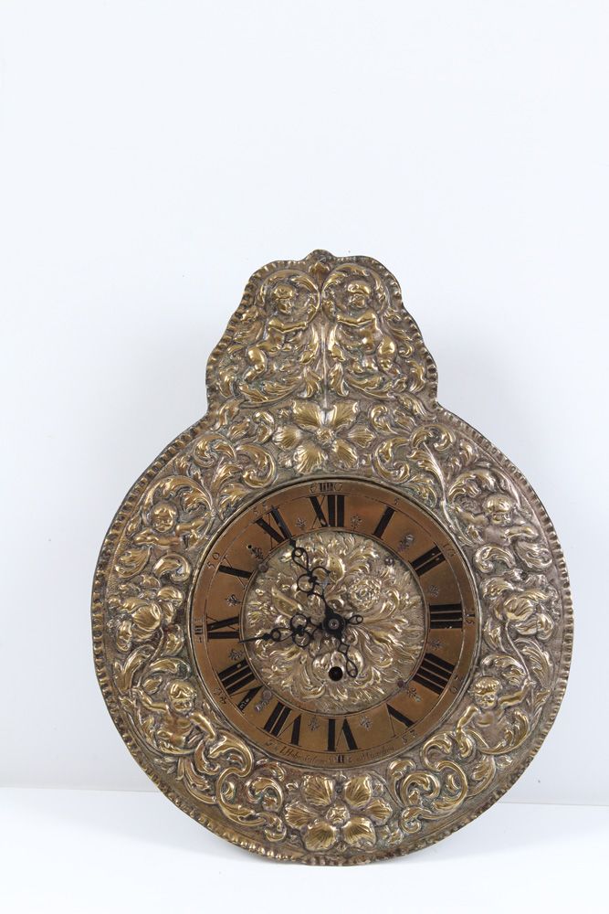 Null Plate clock. Munich, c. 1900. Embossed sheet brass, dial with Roman and Ara&hellip;