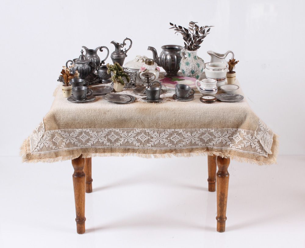 Null Colección de vajilla de muñecas. Mesa con aprox. 30 piezas de peltre, porce&hellip;