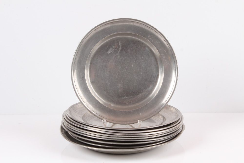 Null 10 flat pewter plates. German, 19th century. Partly engraved. Ø up to 24 cm&hellip;