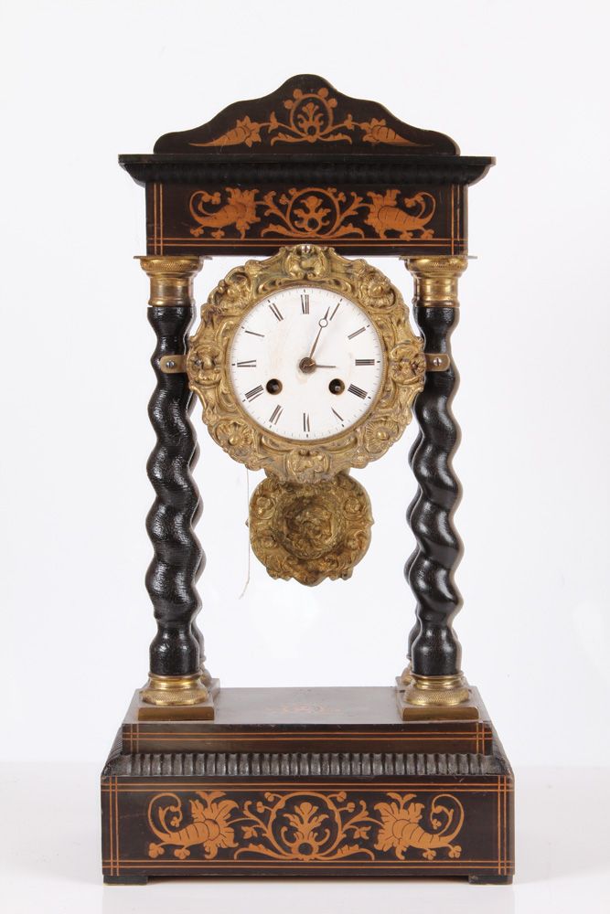 Null Horloge à portique. France, 2e moitié du 19e s. Boîtier en bois ébonisé sur&hellip;