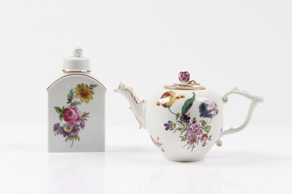 Null 混合拍品。迈森，18 世纪茶壶，彩色花束。壶嘴有水坝。壶盖是后来制作的。高：10 厘米。弗斯滕贝格茶壶，20 世纪，双面彩色花束，小金色。高：13 厘&hellip;