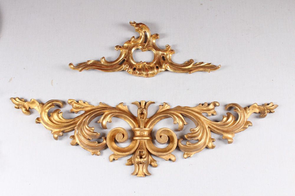 Null Two decorations. Carved and gilded wood, after 1900. L: up to 94 cm.