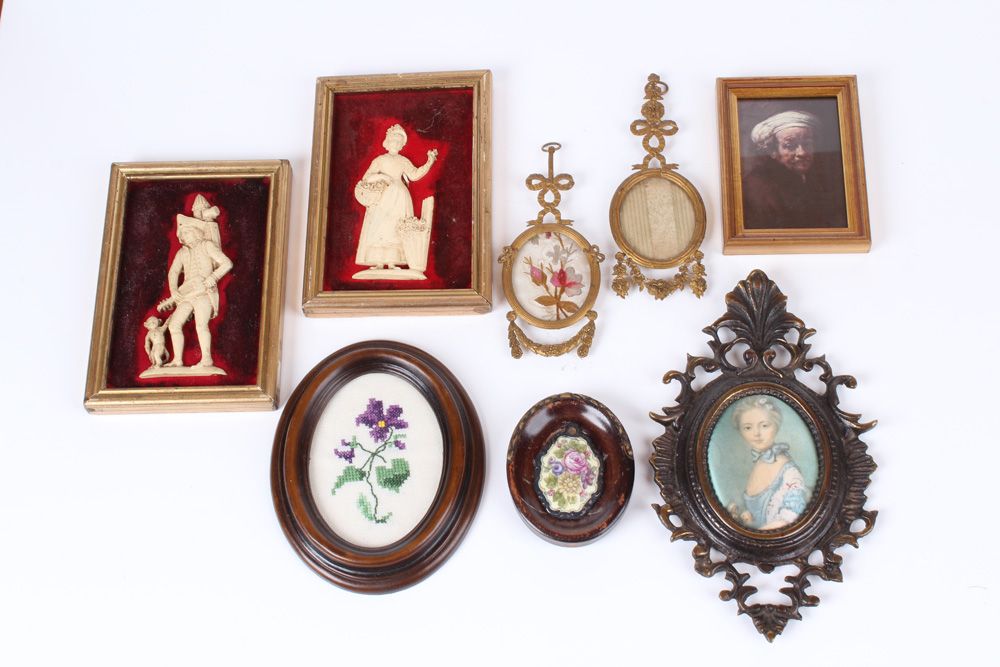 Null Nine miniature frames. Various, some under glass. H: up to 24 cm.