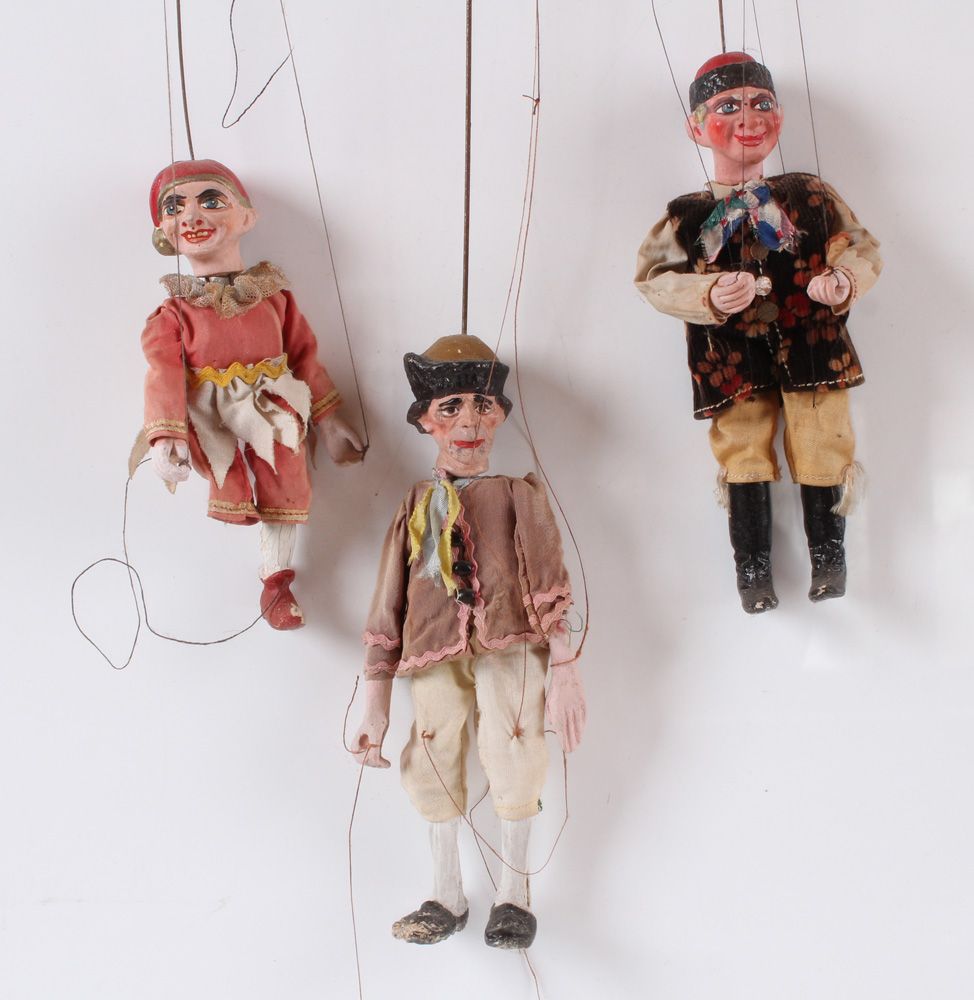 Null Trois marionnettes. En masse, décorées en couleur. H : jusqu'à 24 cm. Ferru&hellip;