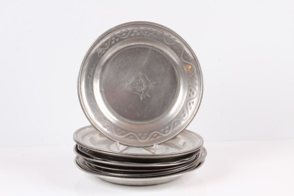 Null 10 flat pewter plates. German, 19th century. Partly engraved. Ø up to 23.5 &hellip;