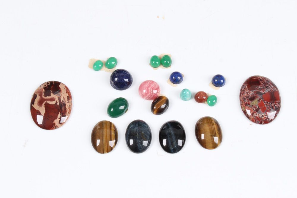Null Lotto misto di pietre semipreziose. 19 diverse pietre cabochon, tra cui occ&hellip;