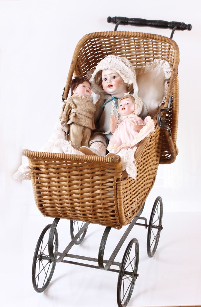 Null Three dolls in a doll's pram. Cookie porcelain, mass and leather bodies, pa&hellip;