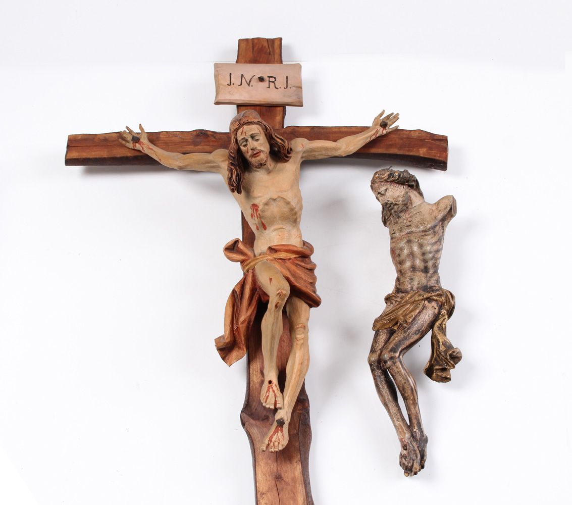 Null Kruzifix. 20. Jh. Geschnitzter Korpus auf Holzkreuz. H: 78 cm. Dazu kleine,&hellip;