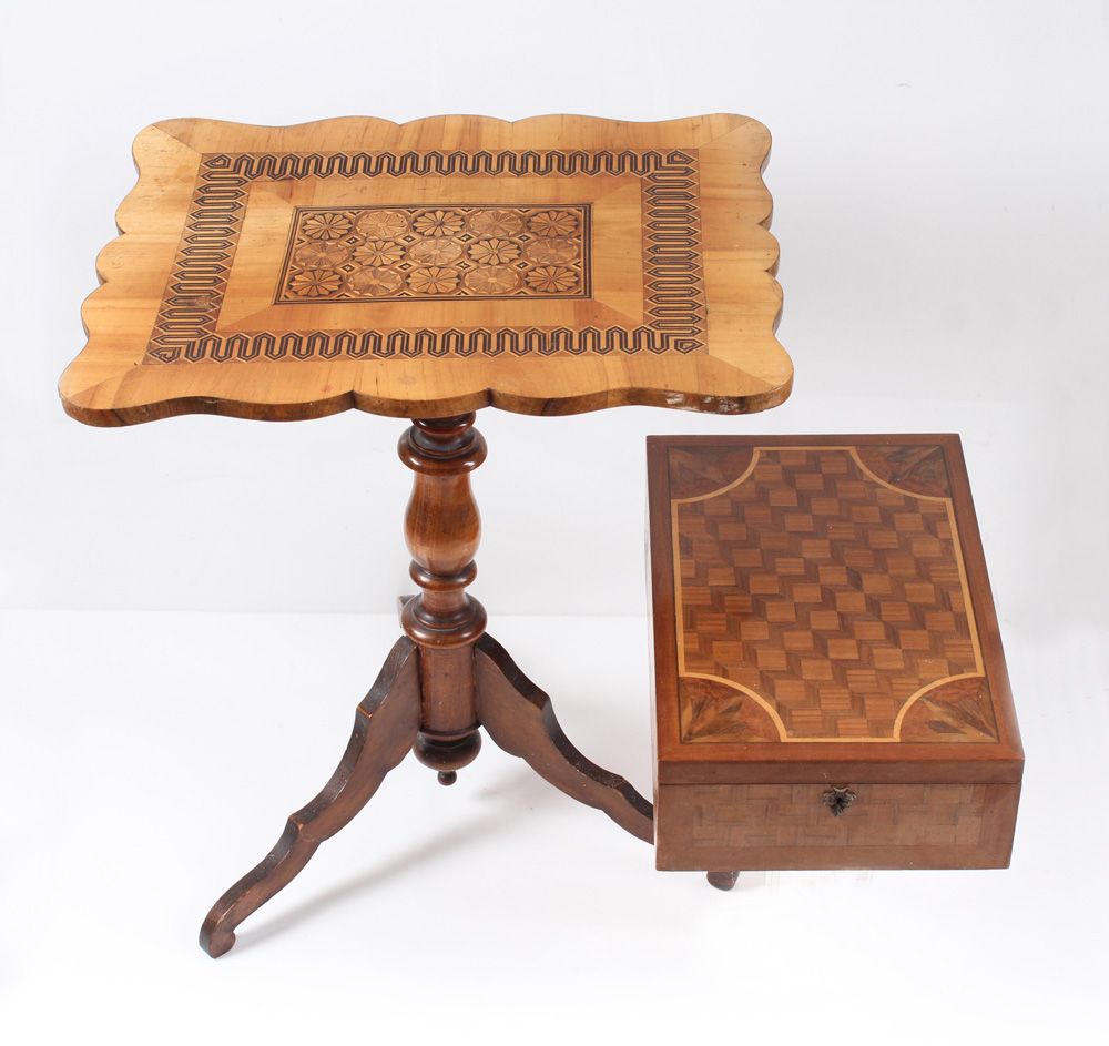 Null Tavolino e cassettone. Fine del XIX secolo, legno di conifera, impiallaccia&hellip;