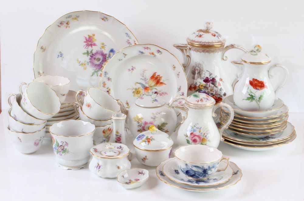 Null 部分服务。迈森，19/20 世纪德国花卉装饰。29 件。咖啡壶、摩卡壶、巧克力壶（最小水坝）、茶壶、8 个带实用工具的杯子。糖碗、茶壶、烛台、盖盒、小&hellip;
