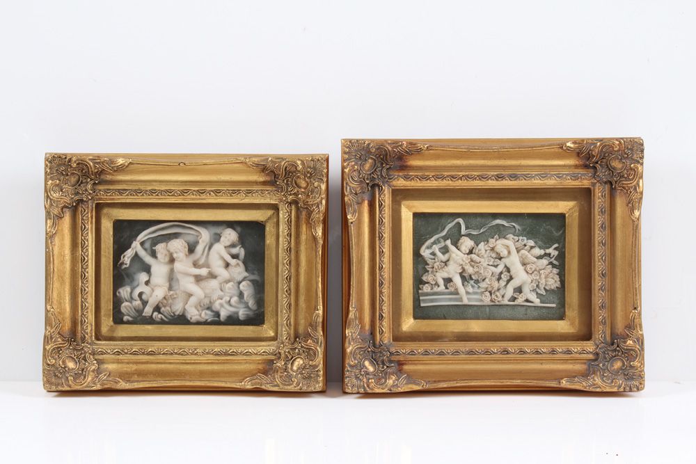 Null Pair of dioramas. Biggs & Sons London. Alabaster, behind glass. H: 11 x 16 &hellip;