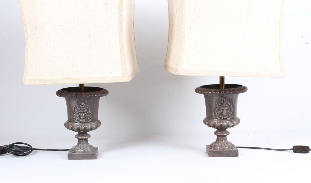 Null Paire de lampes de table. Vases Médicis avec abat-jour. Fonte de métal. H :&hellip;