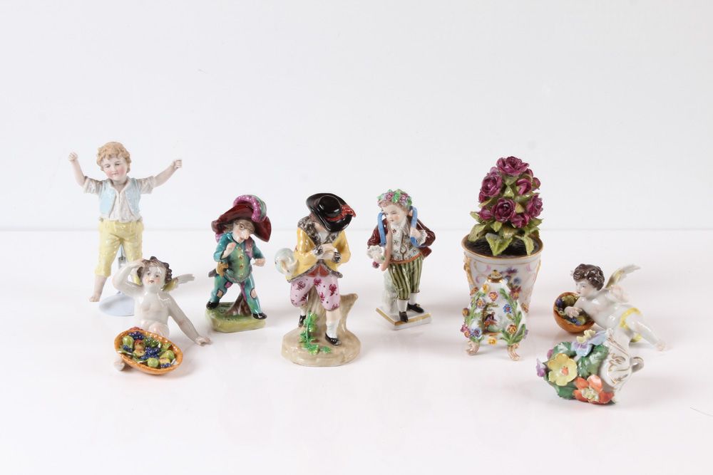 Null Mixed lot. Various porcelain figurines and decorative objects. 10 pieces. V&hellip;