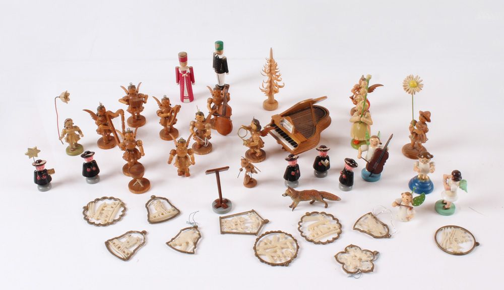 Null Christmas decoration. Erzgebirge, +/- 37 carved wooden figures, pendants ma&hellip;