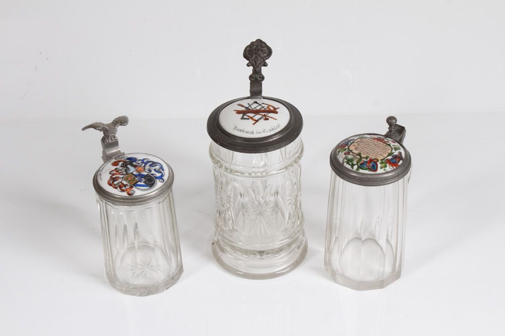 Null Trois chopes à bière avec couvercle en porcelaine Vers 1900. Chope en verre&hellip;