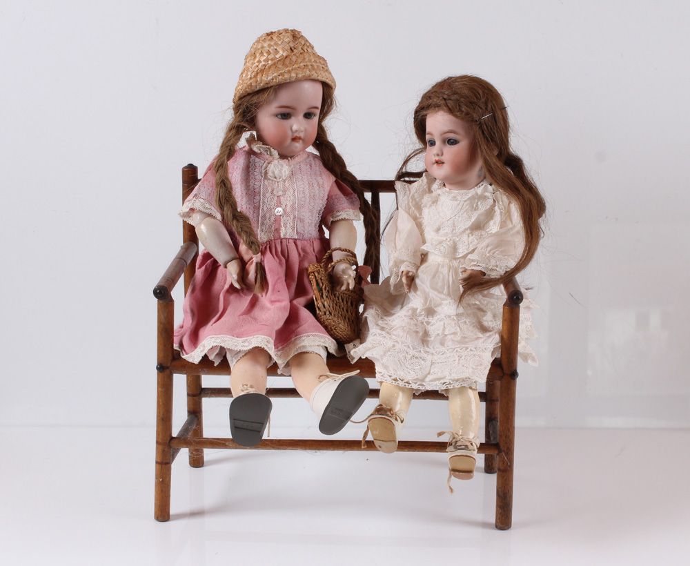 Null Due bambole su una panchina. Simon e Halbig, 1349 "Jutta" 5 e Halbig German&hellip;