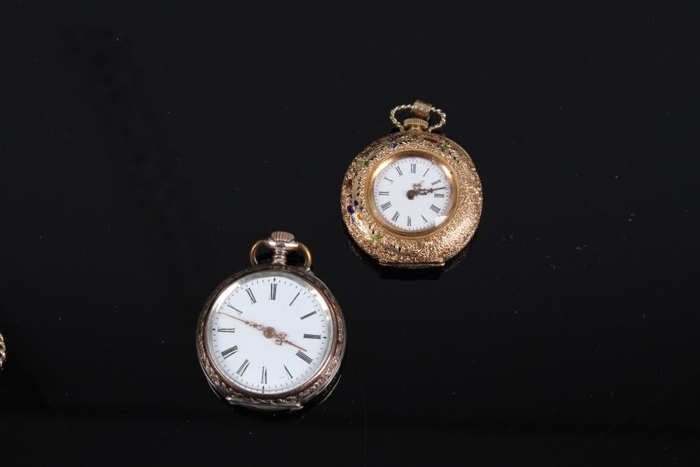 Null Two ladies' pocket watches. Engraved case. GG 14 K. Plate marked". Remontoi&hellip;